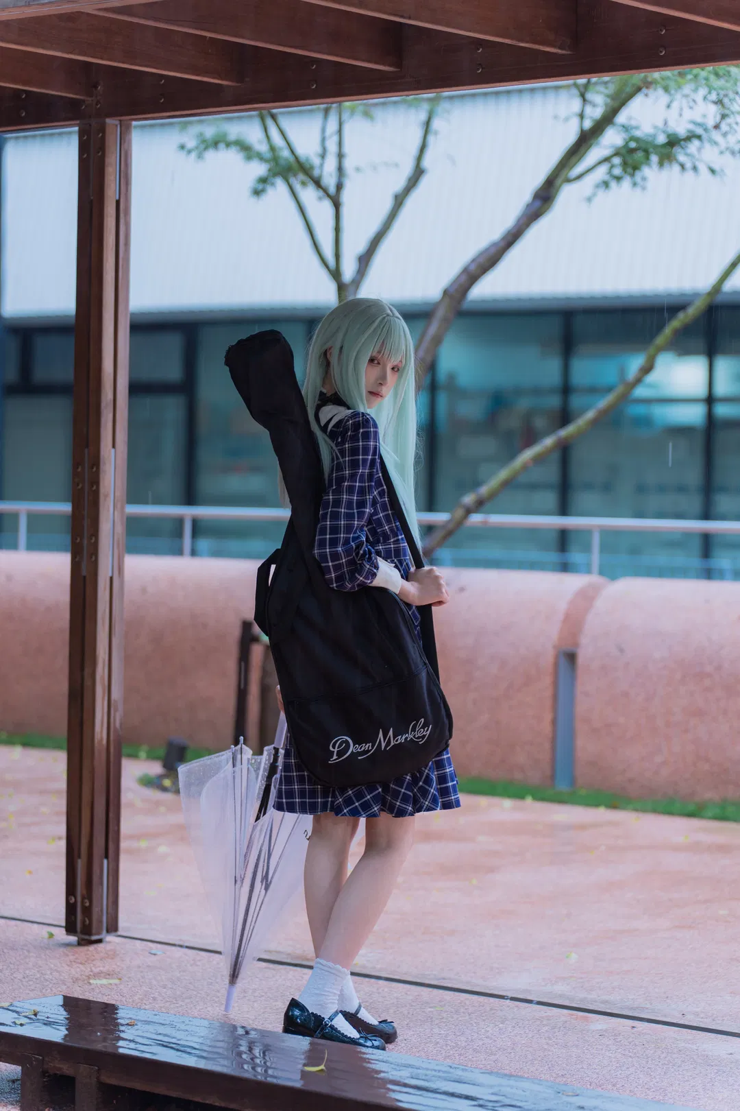 【若葉睦cos】mujica雨天氛圍感，揹著琴盒撐傘的冷感少女 - 第 1 張