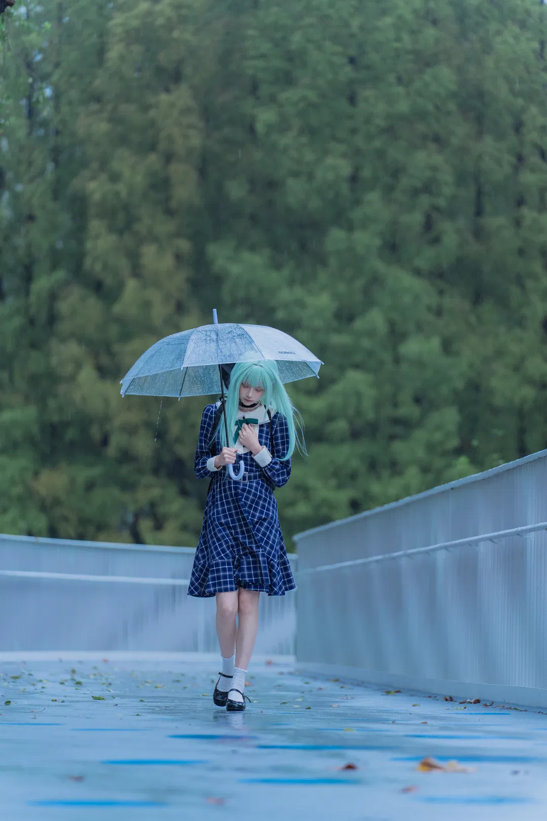【若葉睦cos】mujica雨天氛圍感，揹著琴盒撐傘的冷感少女 - 第 12 張