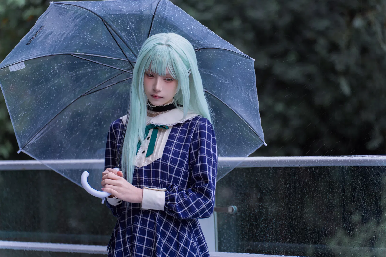 【若葉睦cos】mujica雨天氛圍感，揹著琴盒撐傘的冷感少女 - 第 13 張