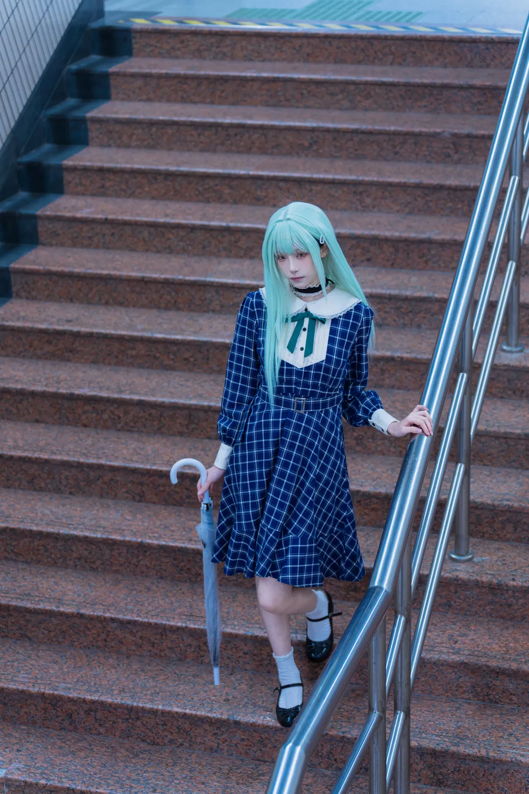 【若葉睦cos】mujica雨天氛圍感，揹著琴盒撐傘的冷感少女 - 第 15 張