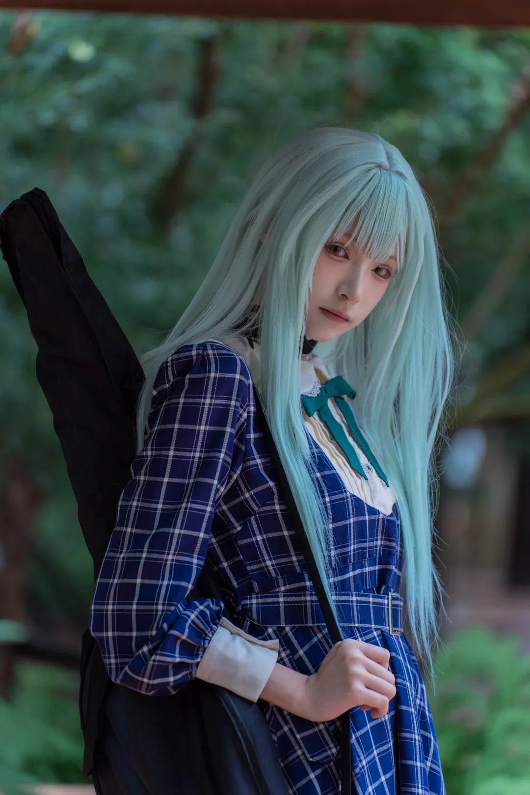 【若葉睦cos】mujica雨天氛圍感，揹著琴盒撐傘的冷感少女 - 第 3 張
