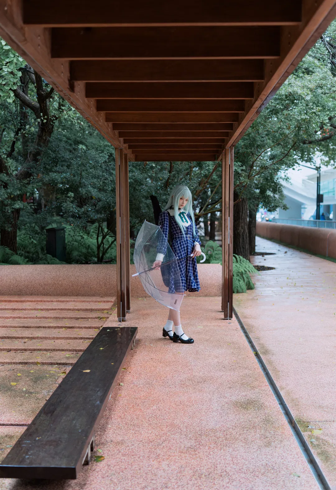 【若葉睦cos】mujica雨天氛圍感，揹著琴盒撐傘的冷感少女 - 第 6 張