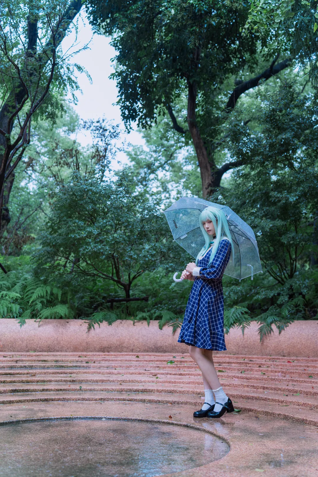 【若葉睦cos】mujica雨天氛圍感，揹著琴盒撐傘的冷感少女 - 第 9 張