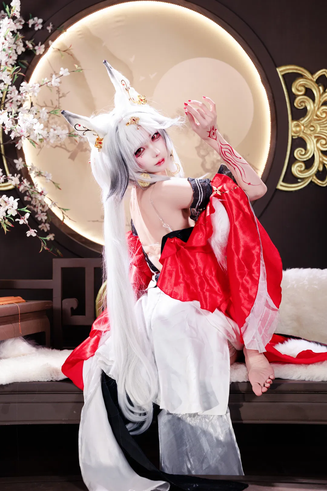 【心月狐cos】鸣潮国风狐影，红白交织的妖异美学 - 第 1 张