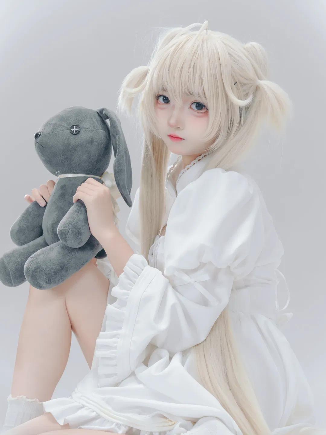 【穹妹cos】純白洋裝與垂耳兔的二次元人像寫真 - 第 2 張