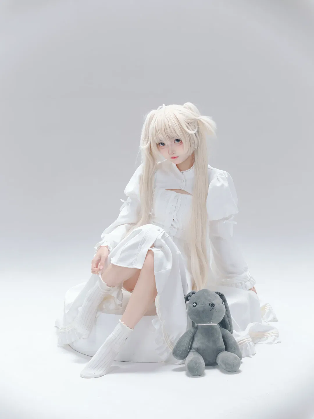 【穹妹cos】純白洋裝與垂耳兔的二次元人像寫真 - 第 4 張