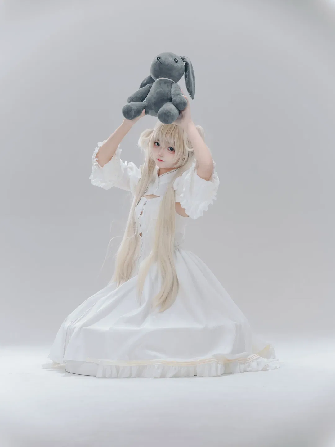 【穹妹cos】純白洋裝與垂耳兔的二次元人像寫真 - 第 5 張