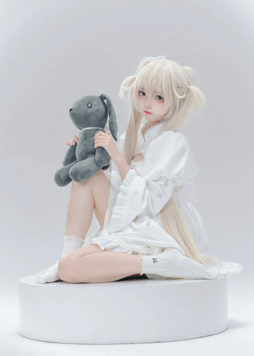 【穹妹cos】纯白极简风棚拍记录，白裙与垂耳兔的安静时刻 - 第 1 张
