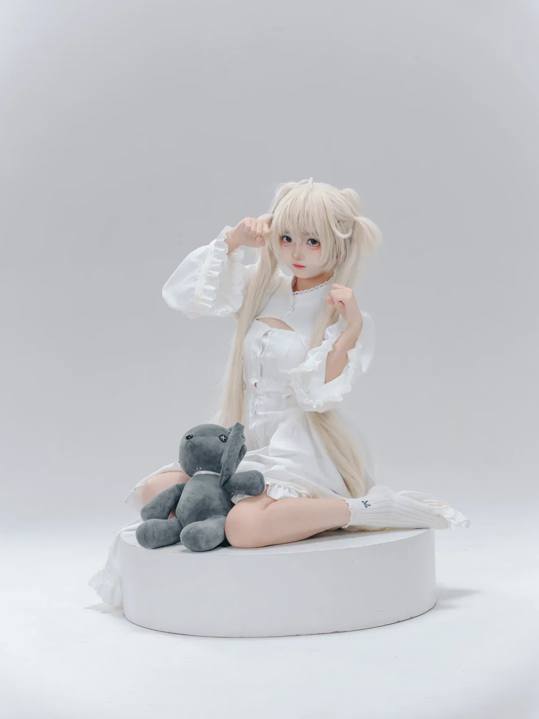 【穹妹cos】纯白极简风棚拍记录，白裙与垂耳兔的安静时刻 - 第 2 张