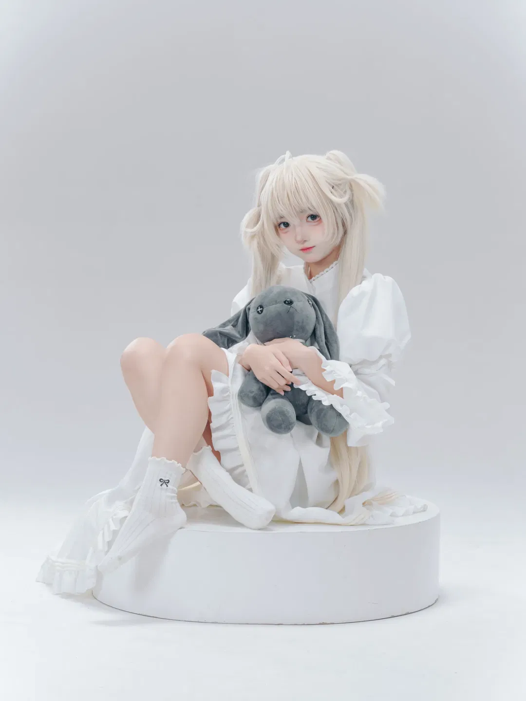 【穹妹cos】纯白极简风棚拍记录，白裙与垂耳兔的安静时刻 - 第 3 张