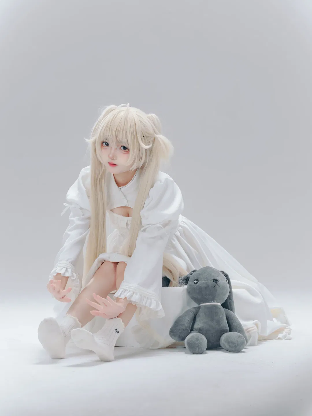 【穹妹cos】纯白极简风棚拍记录，白裙与垂耳兔的安静时刻 - 第 4 张