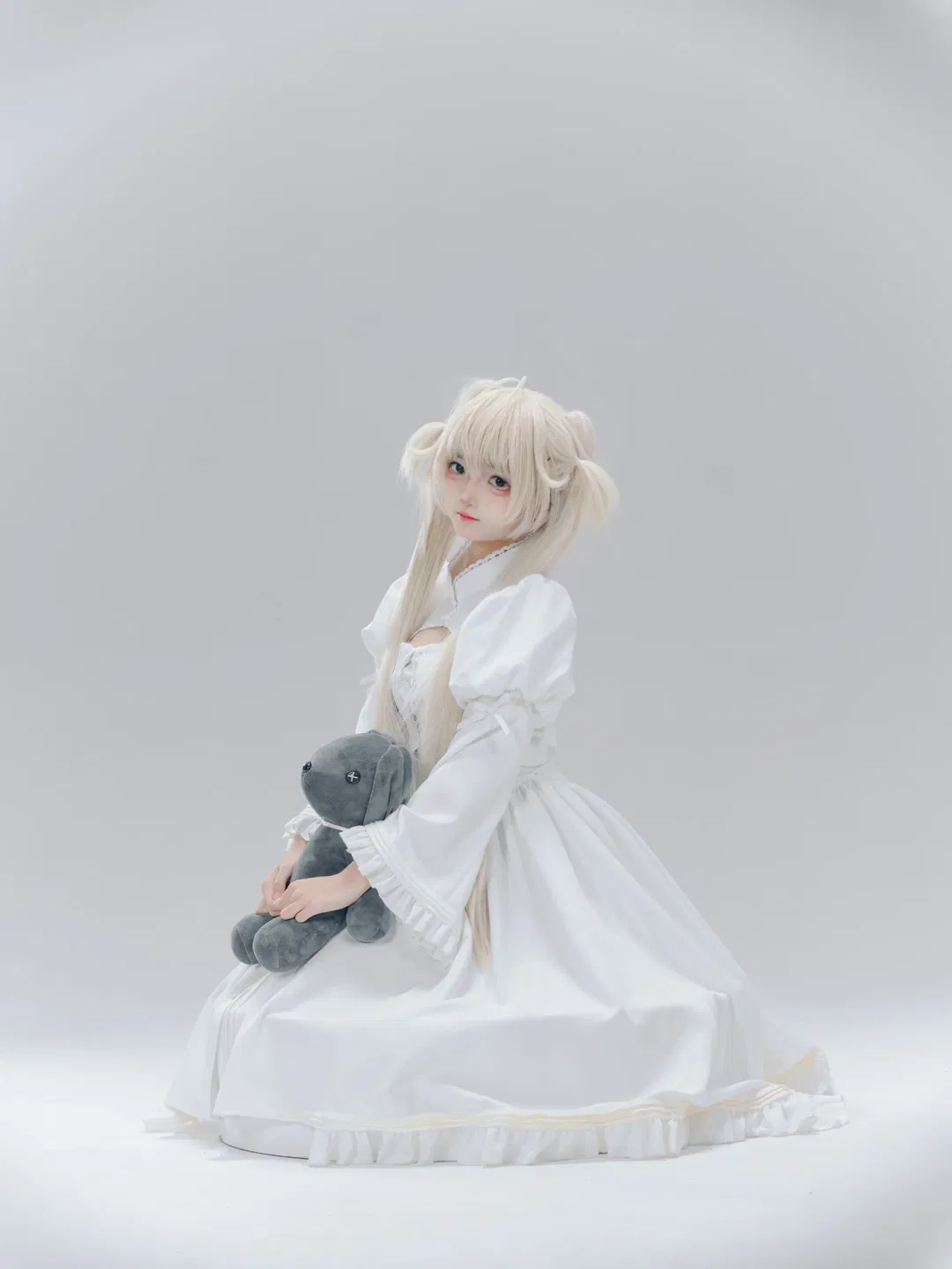 【穹妹cos】纯白极简风棚拍记录，白裙与垂耳兔的安静时刻 - 第 5 张