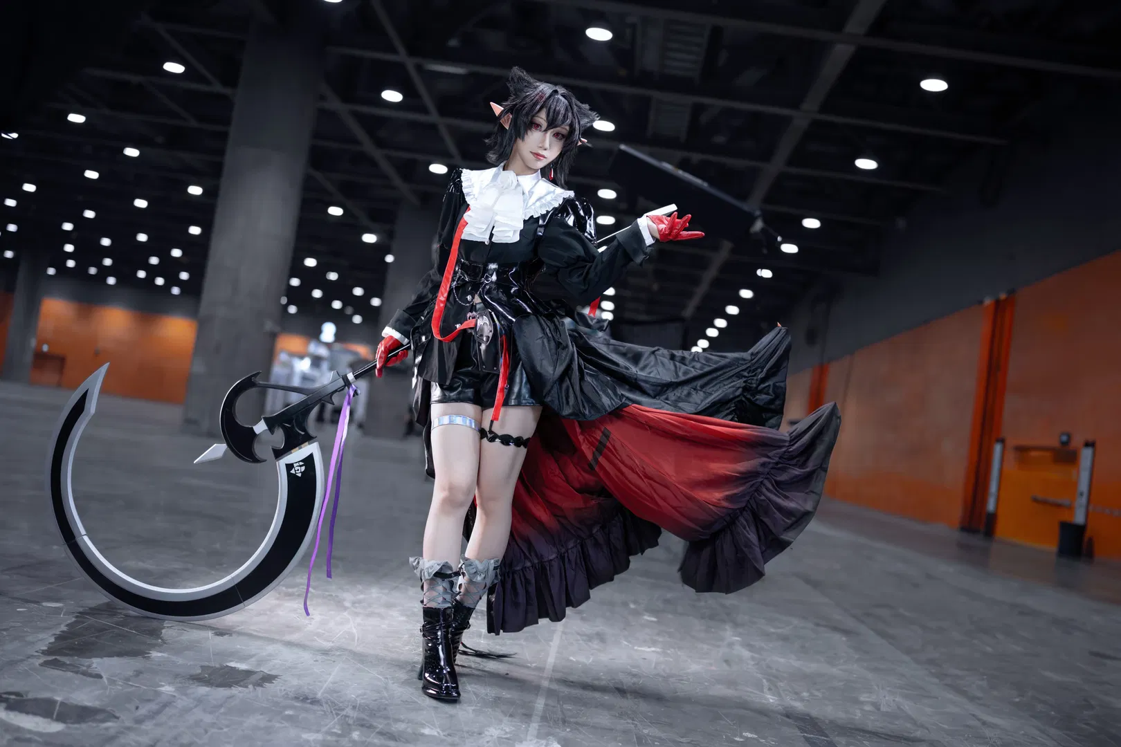 【隱德萊希cos】明日方舟隱德萊希場照，巨型鐮刀與黑紅裙襬的張力 - 第 1 張