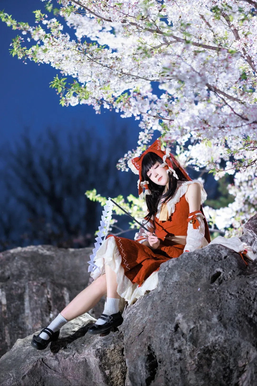 【博麗靈夢cos】夜櫻綻放，東方Project的巫女正片 - 第 1 張