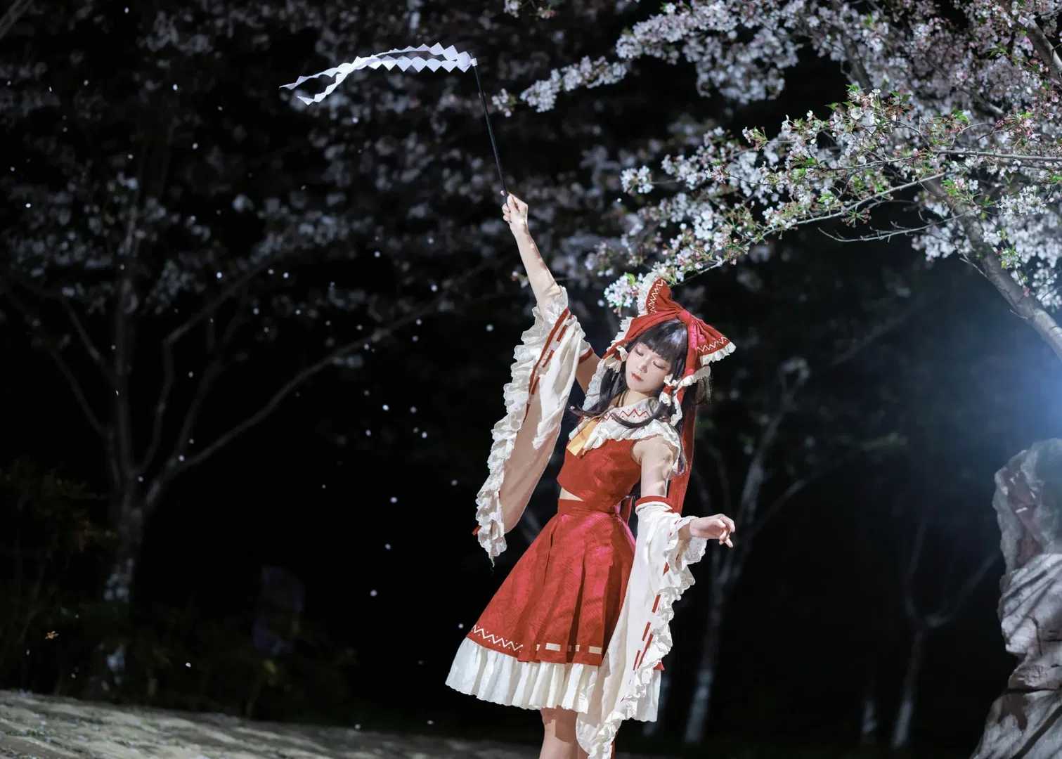 【博麗靈夢cos】夜櫻綻放，東方Project的巫女正片 - 第 2 張
