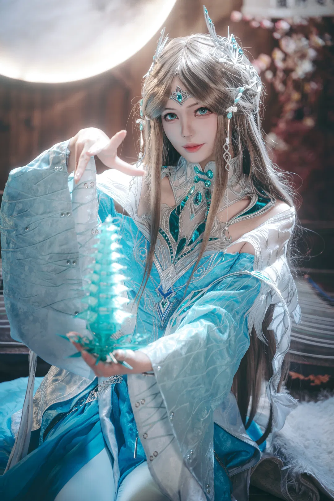 藍白奇幻風棚拍，黑絲與長杖的奇妙碰撞 - 第 8 張