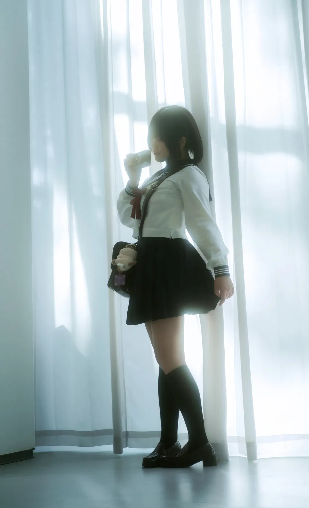 日系JK水手服写真，定格窗边的温柔光影 - 第 1 张