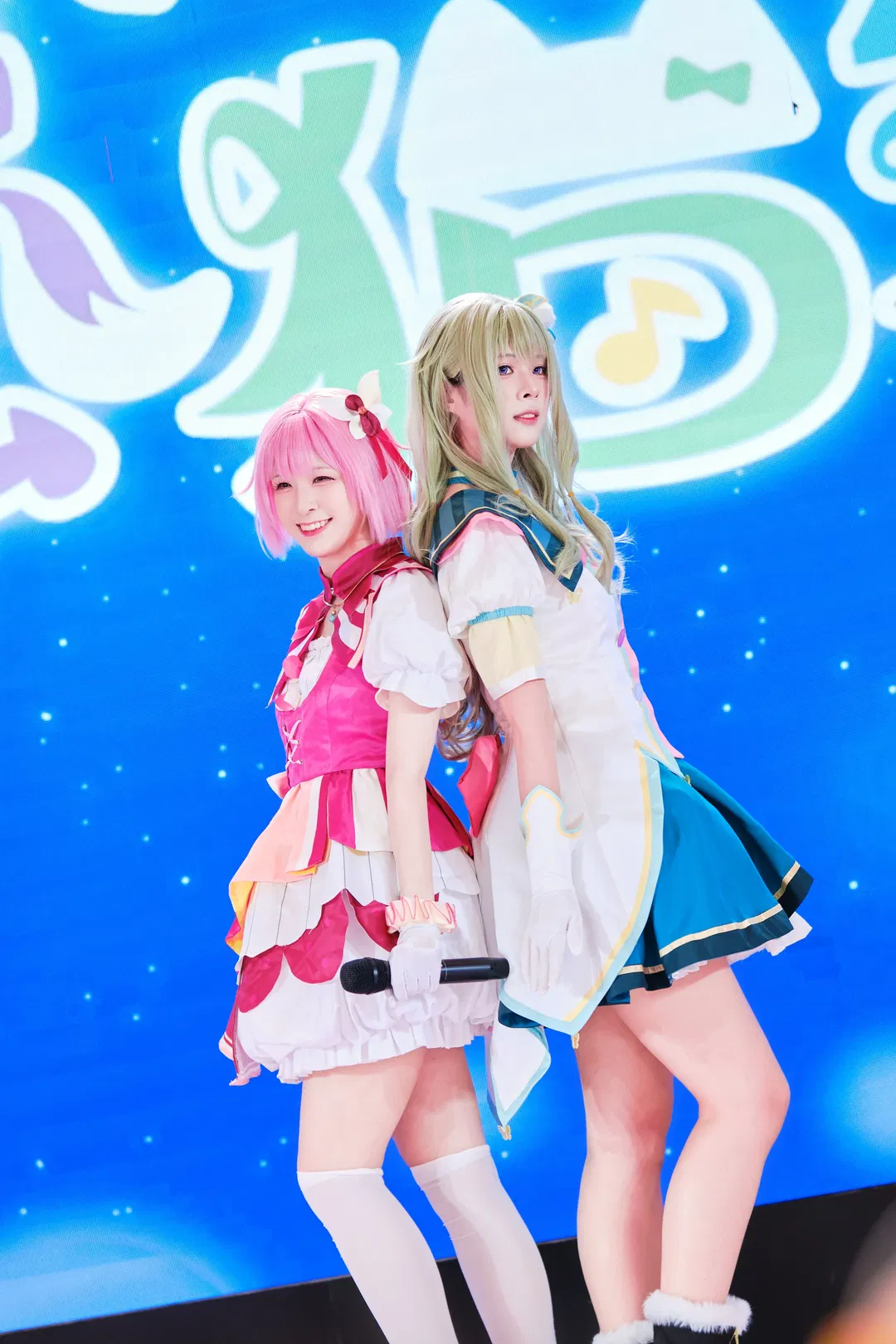 【凤笑梦cos】pjsk狐猫组舞台高抬腿挑战，广烤O首日演出蹦到起飞 - 第 17 张