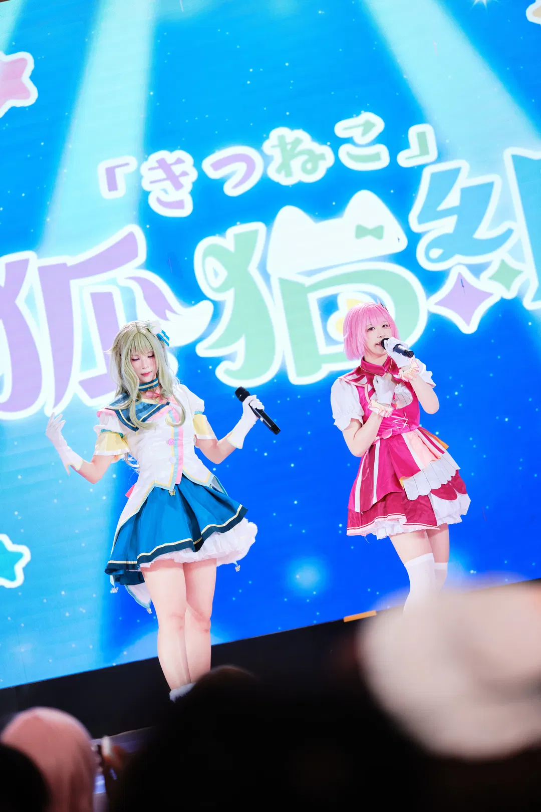 【凤笑梦cos】pjsk狐猫组舞台高抬腿挑战，广烤O首日演出蹦到起飞 - 第 2 张