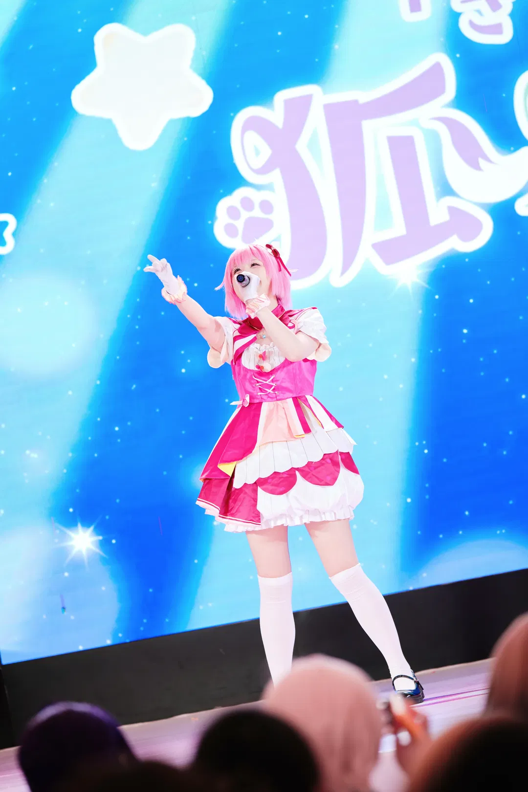 【凤笑梦cos】pjsk狐猫组舞台高抬腿挑战，广烤O首日演出蹦到起飞 - 第 8 张