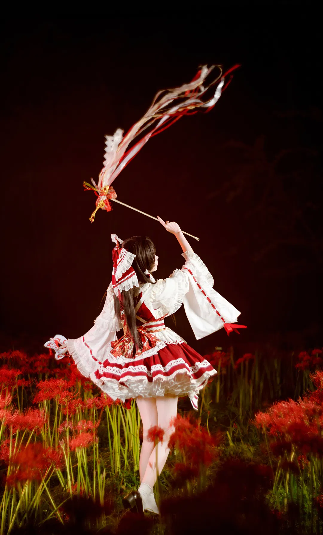 【博麗靈夢cos】赤色花海中的東方project巫女二設 - 第 4 張