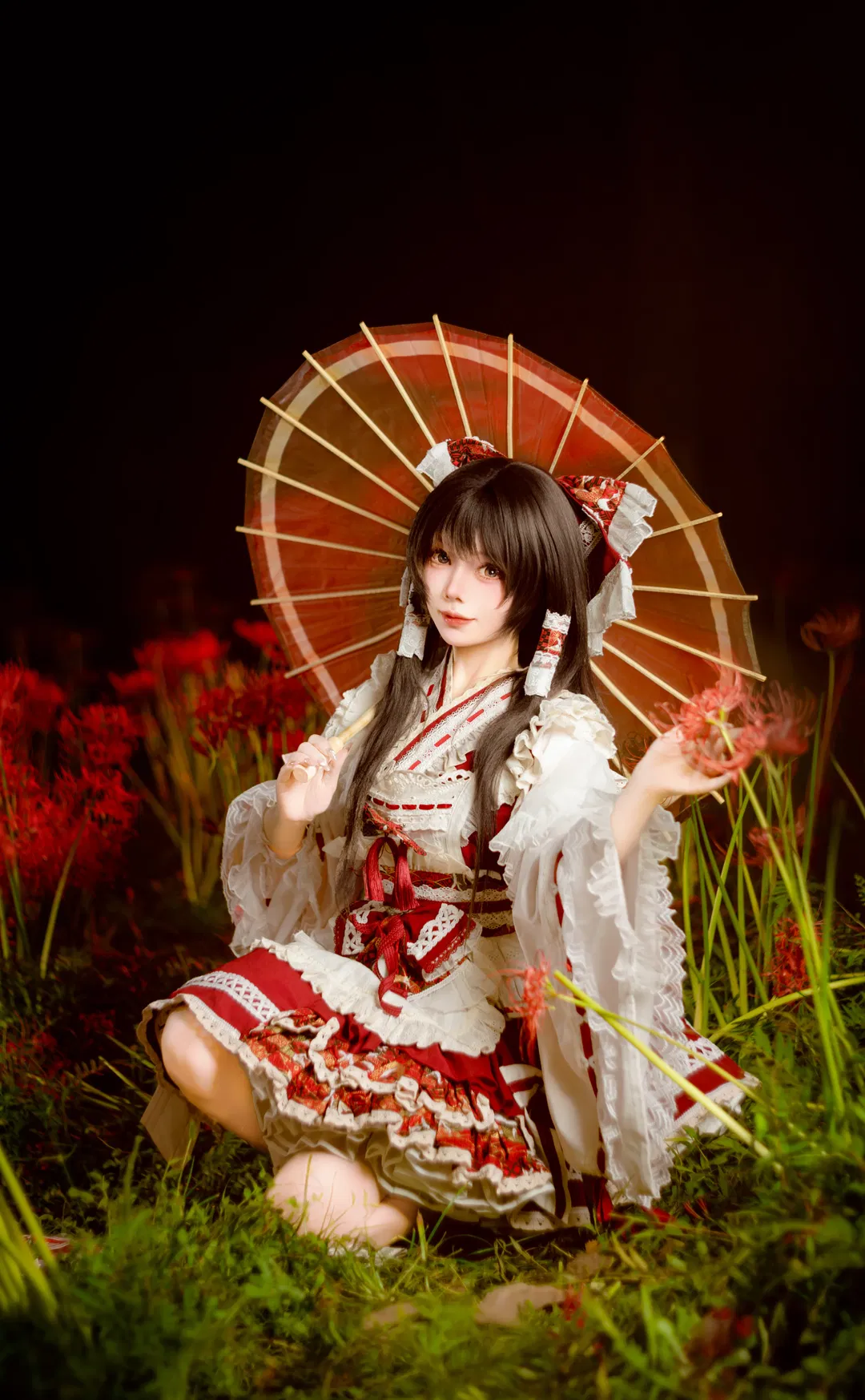 【博麗靈夢cos】赤色花海中的東方project巫女二設 - 第 5 張