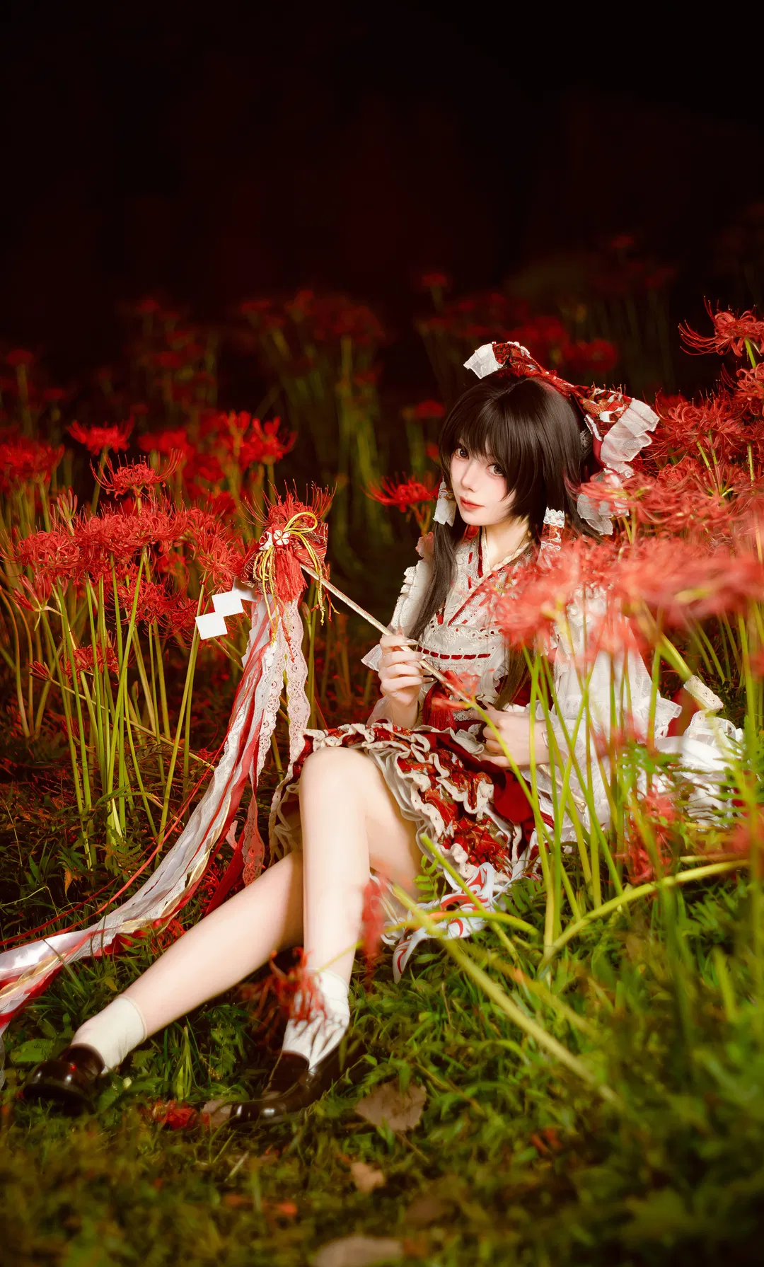 【博麗靈夢cos】赤色花海中的東方project巫女二設 - 第 6 張
