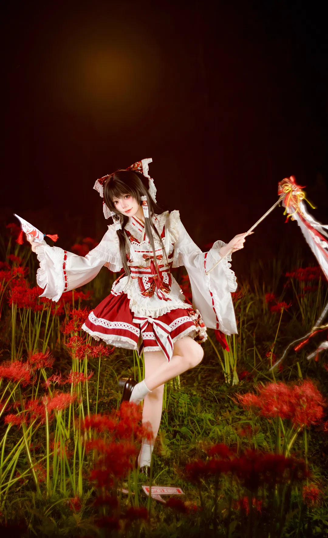 【博麗靈夢cos】赤色花海中的東方project巫女二設 - 第 7 張