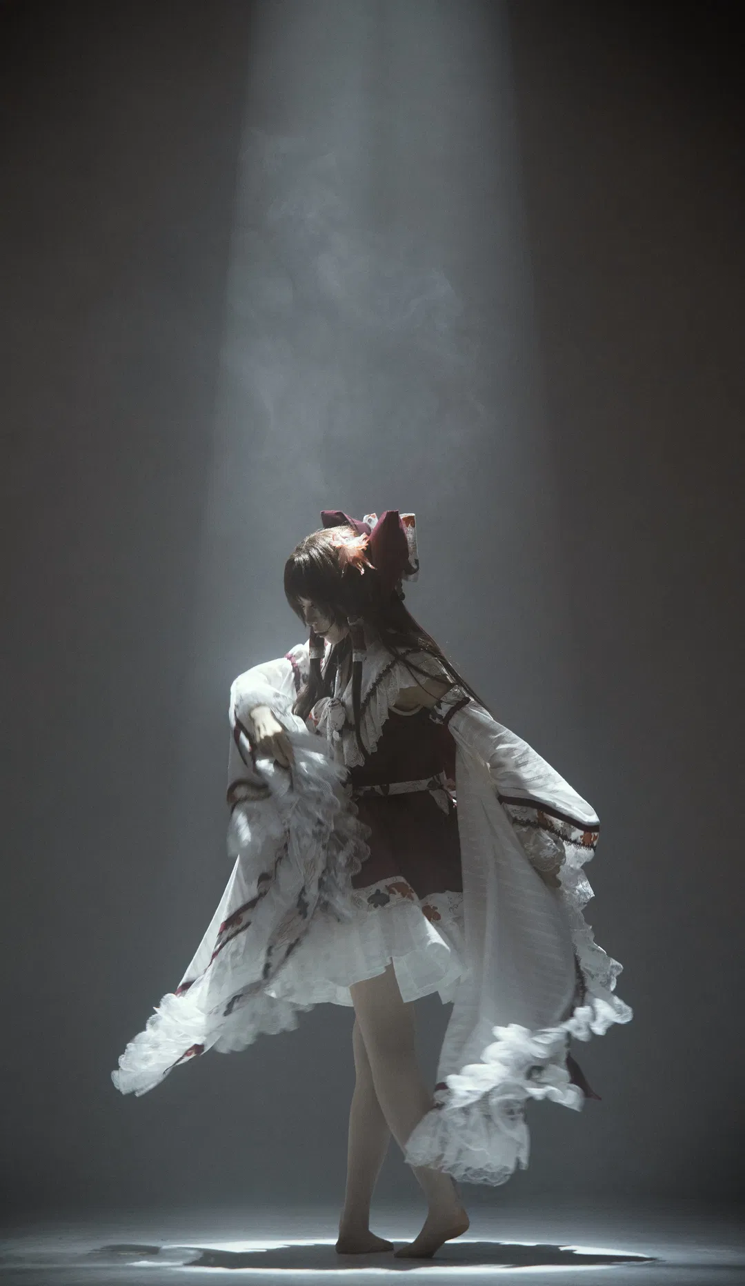 【博丽灵梦cos】光影下的东方二设巫女 - 第 2 张