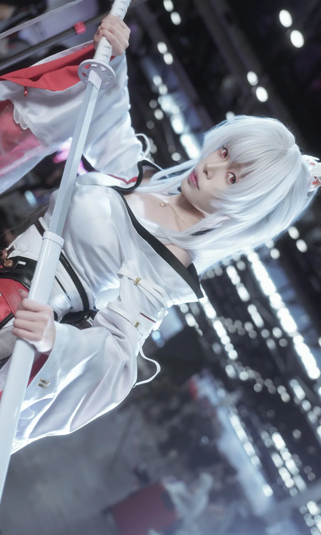【绯雪cos】鸣潮绯雪场照，高开叉红裙与白发长刀 - 第 2 张