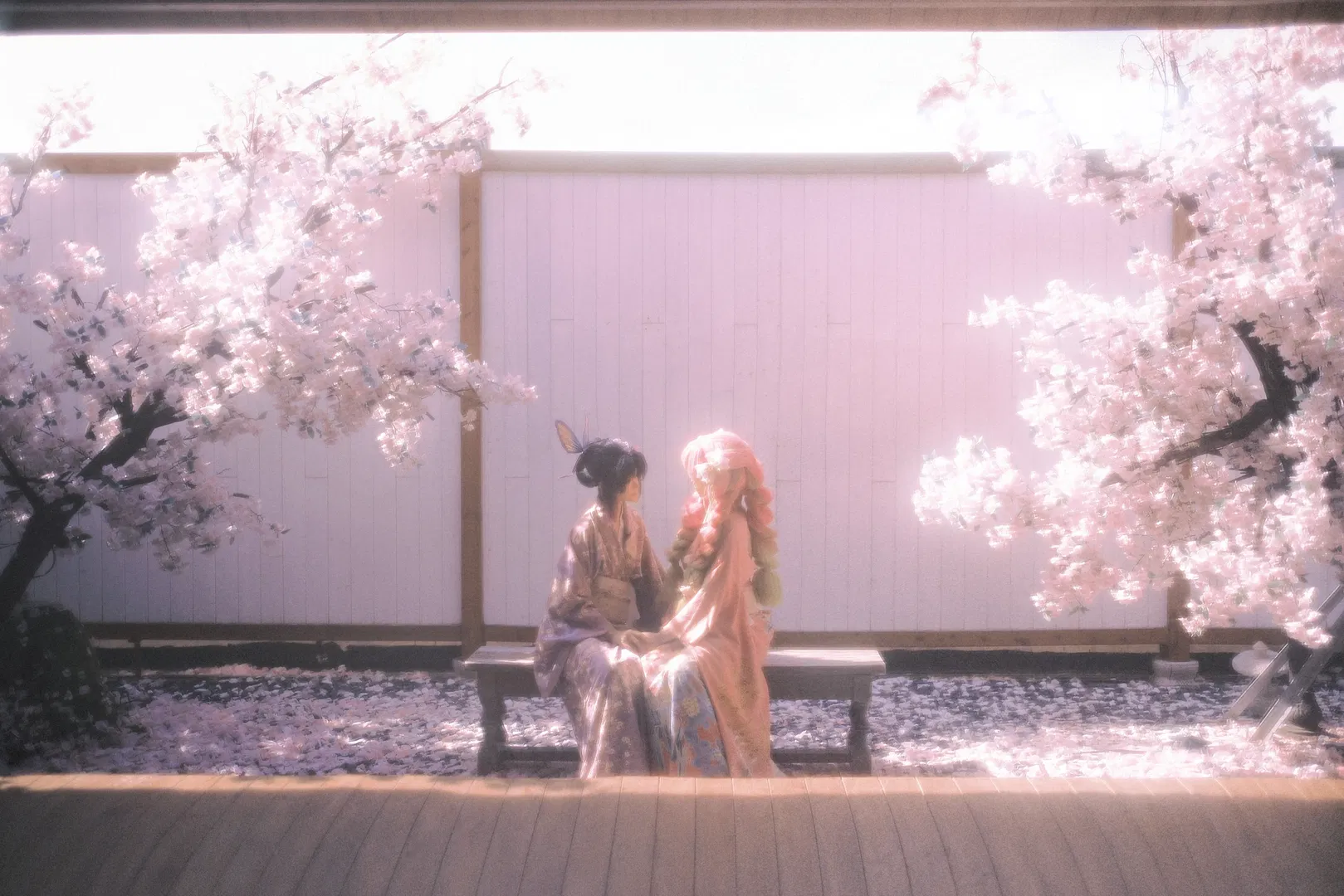 【蜜璃cos&蝴蝶忍cos】鬼灭之刃梦幻樱花双人正片 - 第 1 张