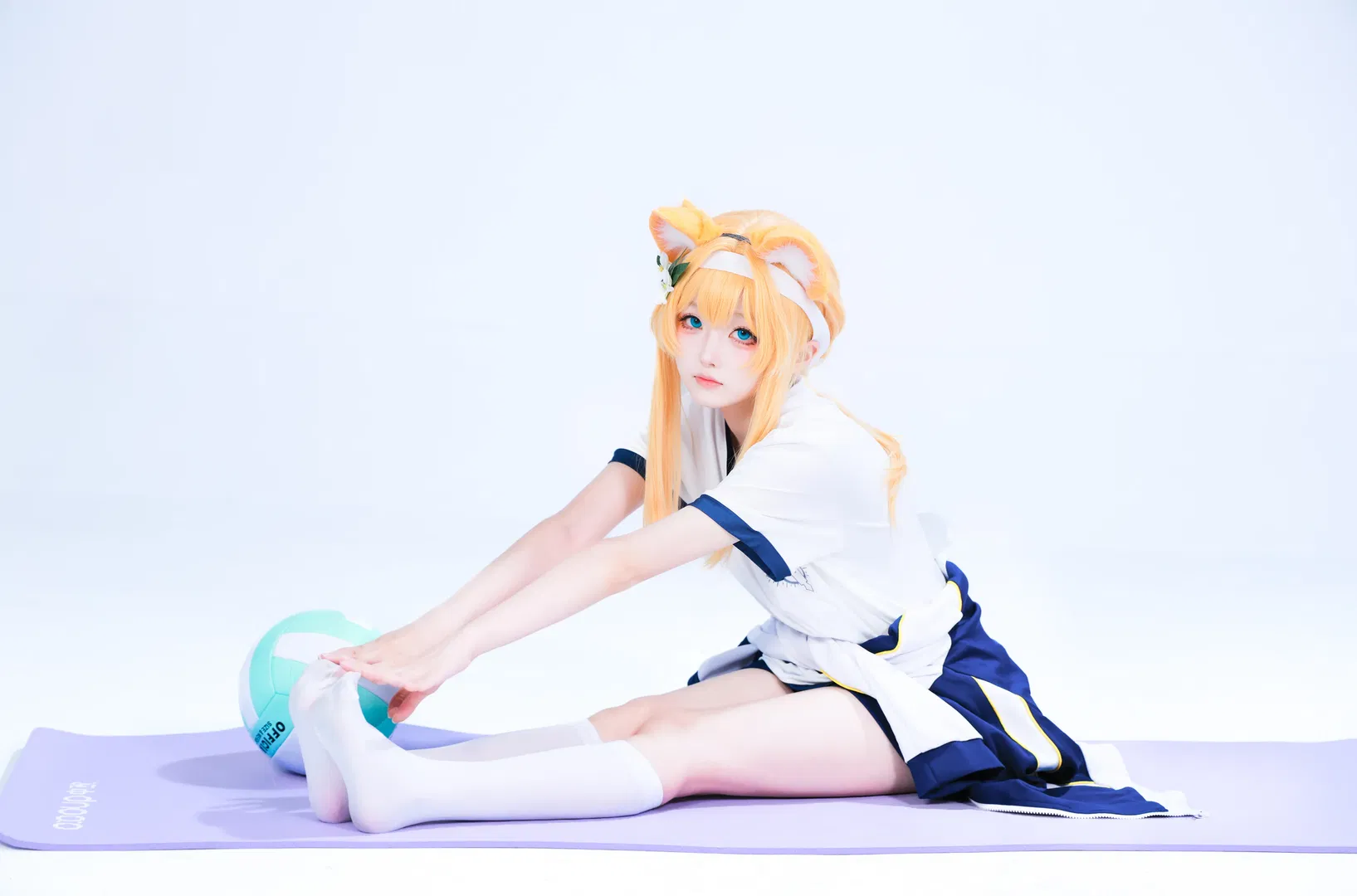 【伊落玛丽cos】蔚蓝档案运动系白丝少女 - 第 2 张