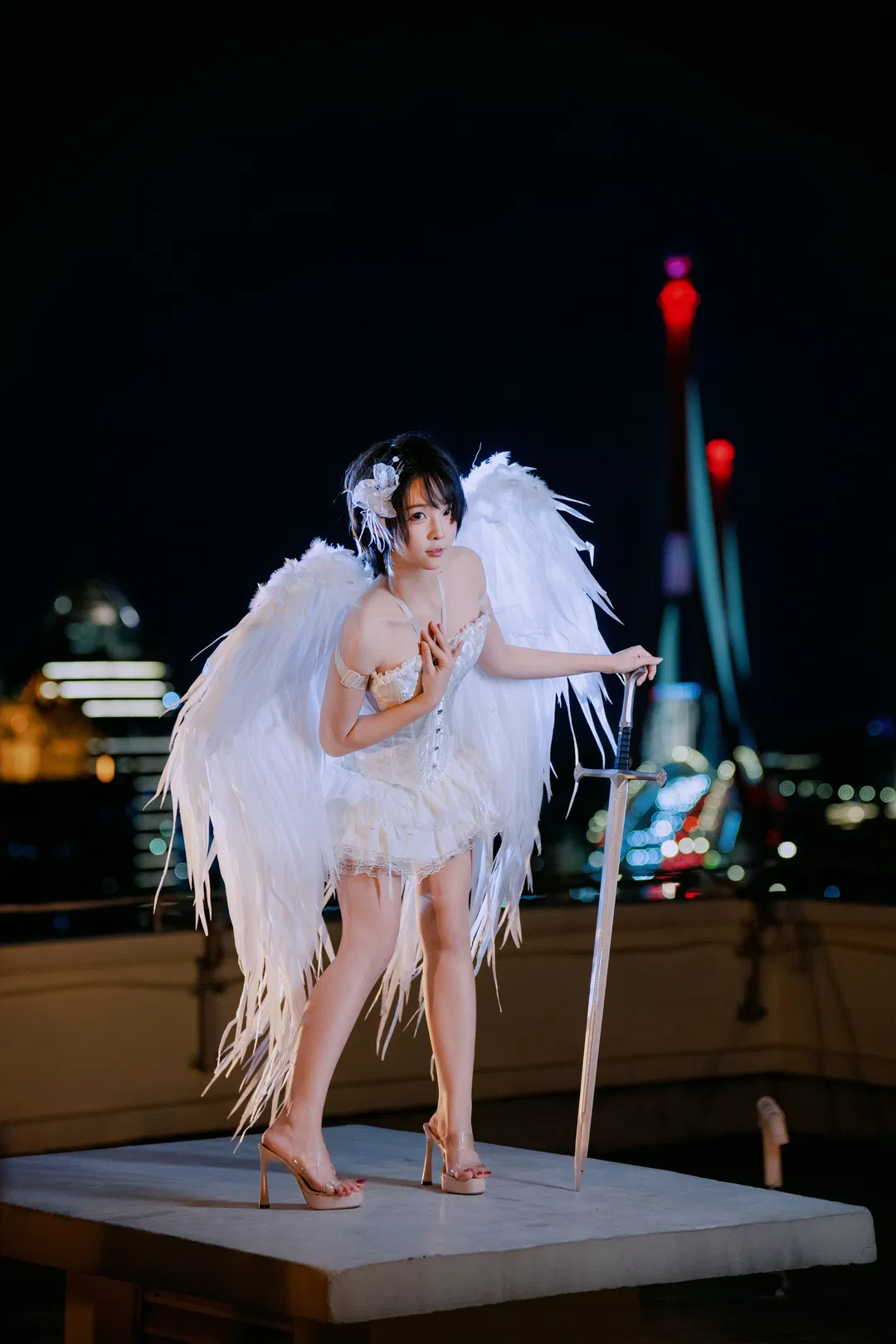 夜幕下的執劍天使，白羽與十字劍的碰撞 - 第 1 張