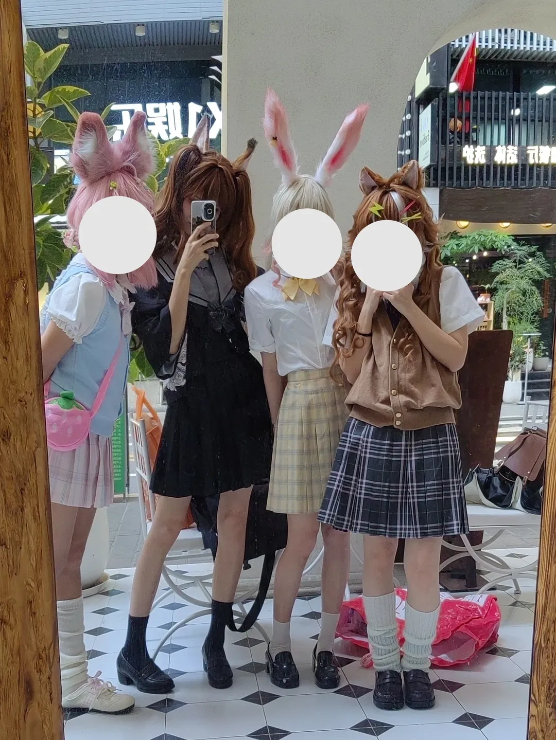 明日方舟安潔莉娜與時隙等角色cos，四人同框的制服私影 - 第 1 張