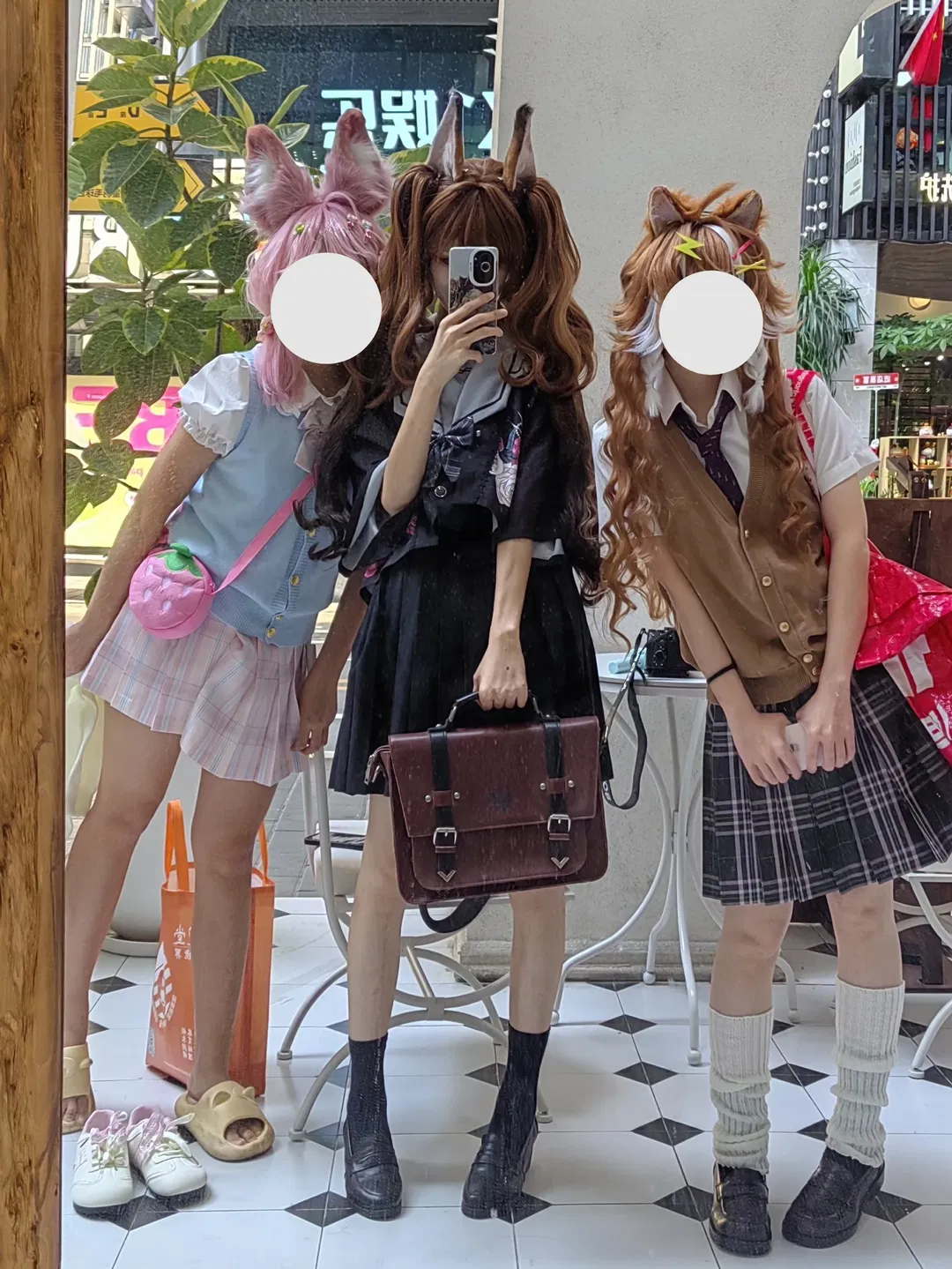 明日方舟安潔莉娜與時隙等角色cos，四人同框的制服私影 - 第 2 張