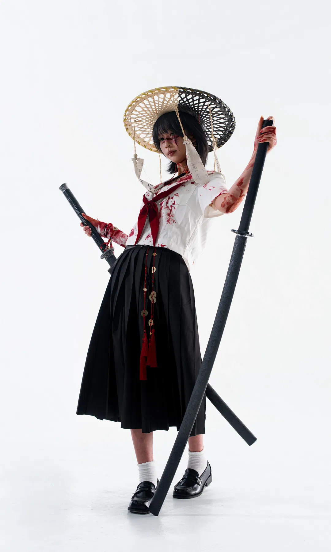 白棚拍摄：战损水手服与双刀少女 - 第 1 张