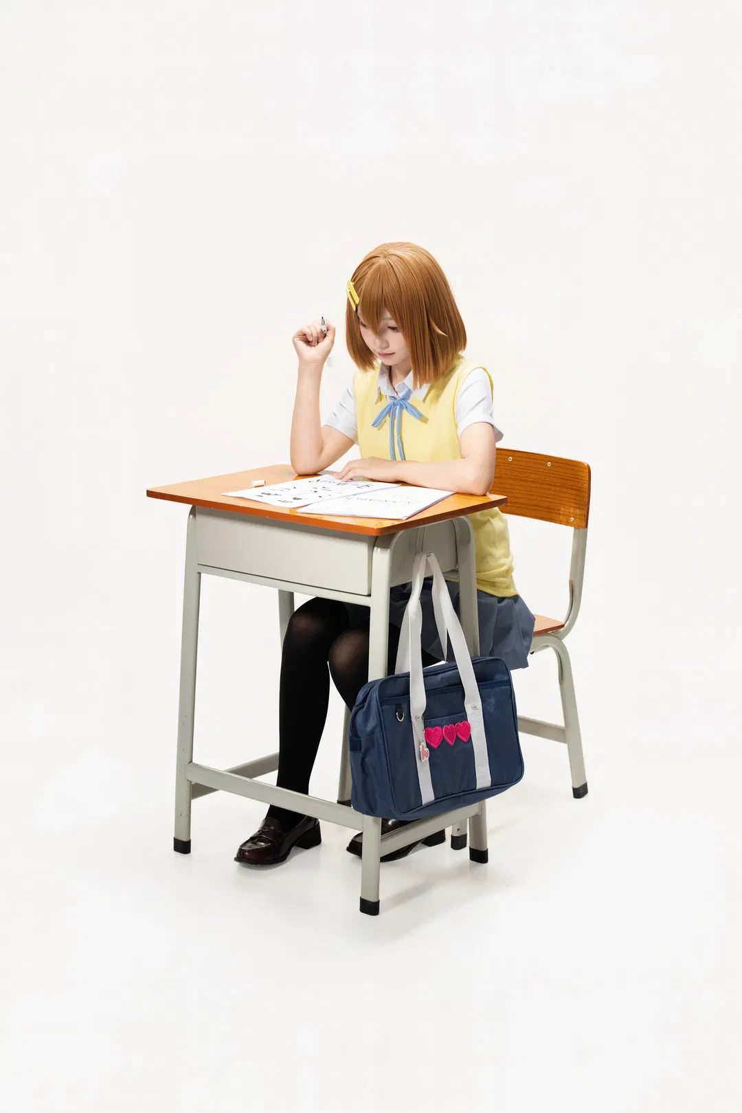 【平澤唯cos】輕音少女白棚動作參考，捕捉日常的靈動瞬間 - 第 9 張