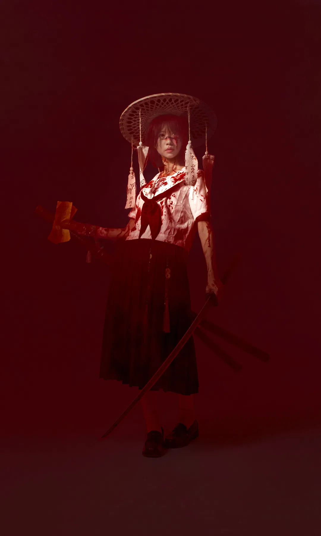 竹笠武士與血色水手服，暗紅光影下的冷冽定格 - 第 1 張