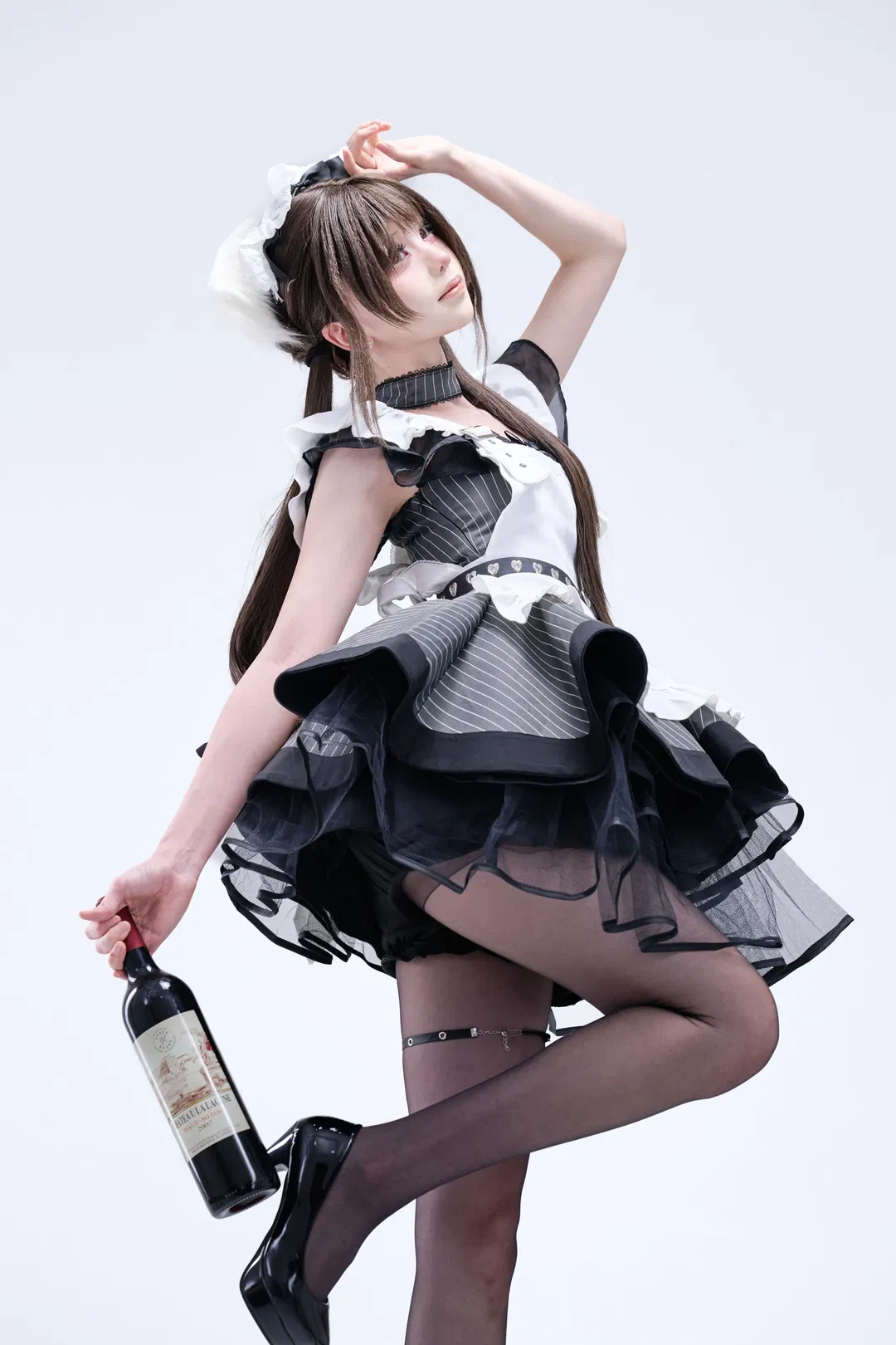 黑白条纹女仆装搭配黑丝高跟，纯白影棚下的暗黑风写真 - 第 2 张
