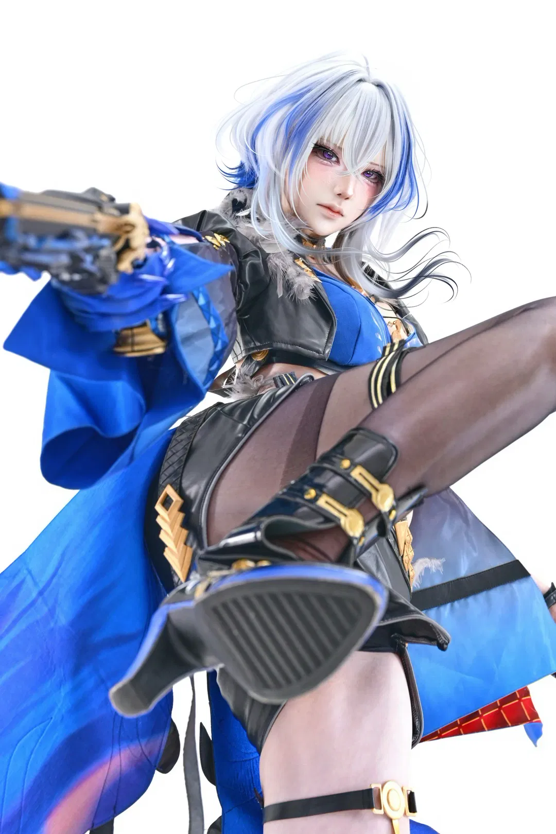 嘉貝莉娜cos：鳴潮裡的戰鬥姿態 - 第 1 張