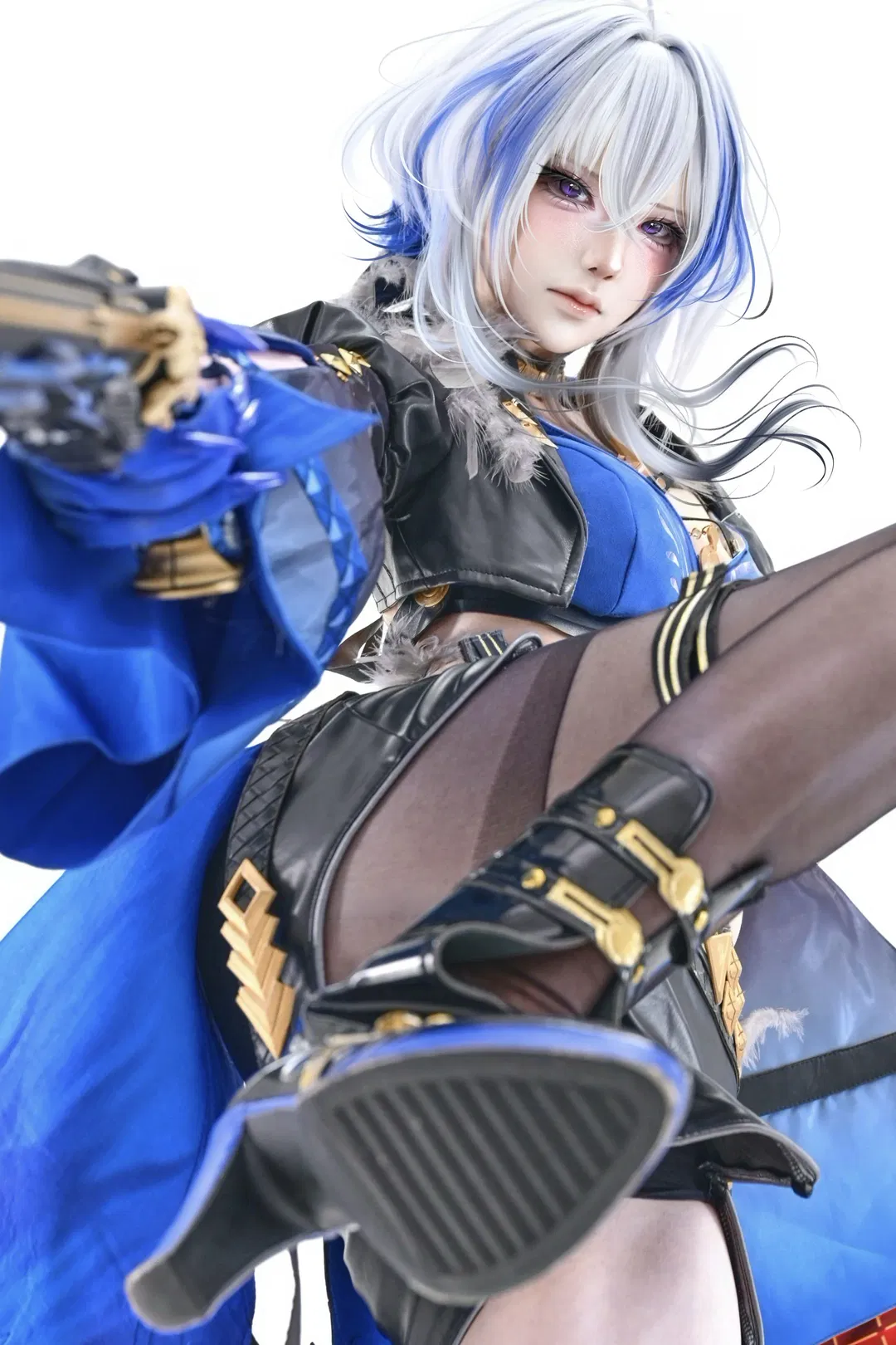 嘉貝莉娜cos：鳴潮裡的戰鬥姿態 - 第 2 張