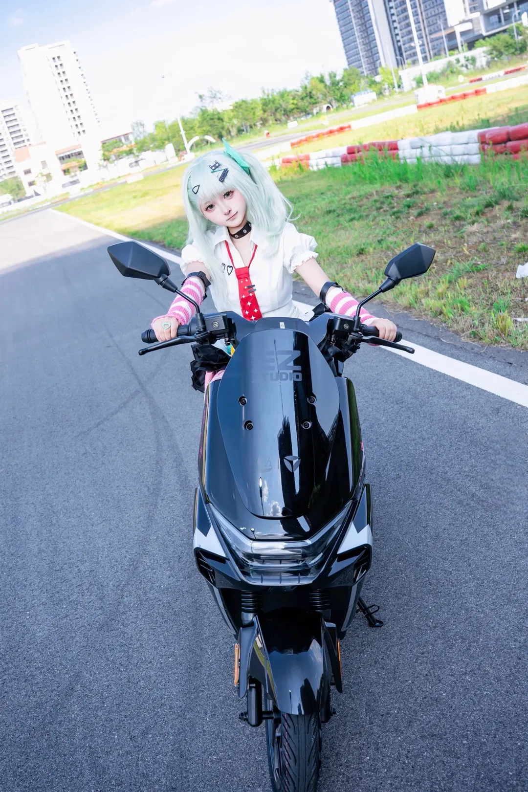 【千夏cos】打卡绝区零雅迪联动，骑上白鲨二代逛新艾利都 - 第 2 张