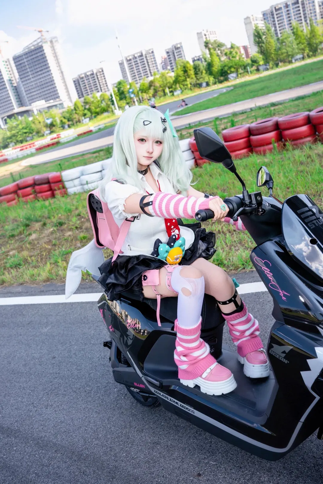 【千夏cos】打卡绝区零雅迪联动，骑上白鲨二代逛新艾利都 - 第 4 张