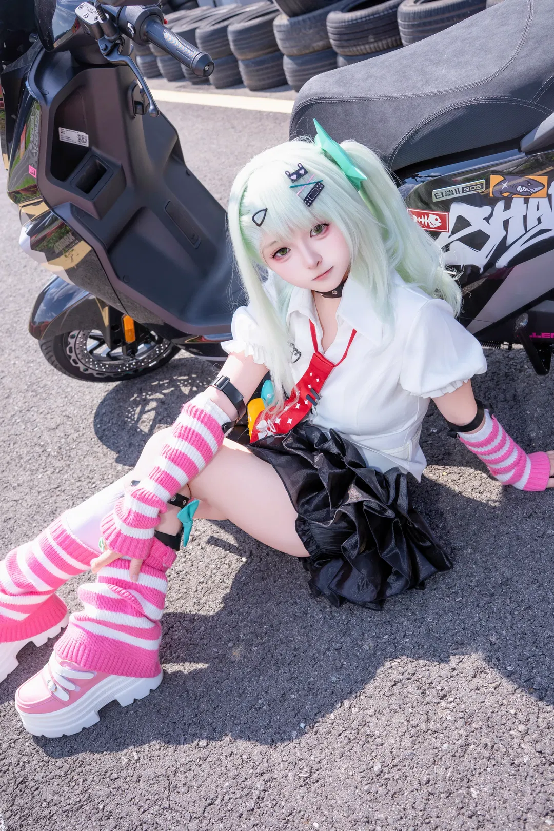 【千夏cos】打卡绝区零雅迪联动，骑上白鲨二代逛新艾利都 - 第 5 张