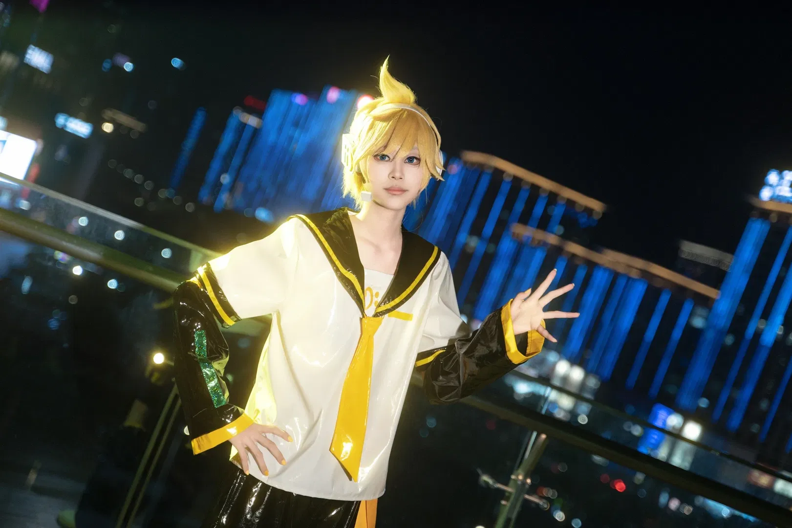 【镜音连cos】天台夜景下的舞台主角 - 第 5 张
