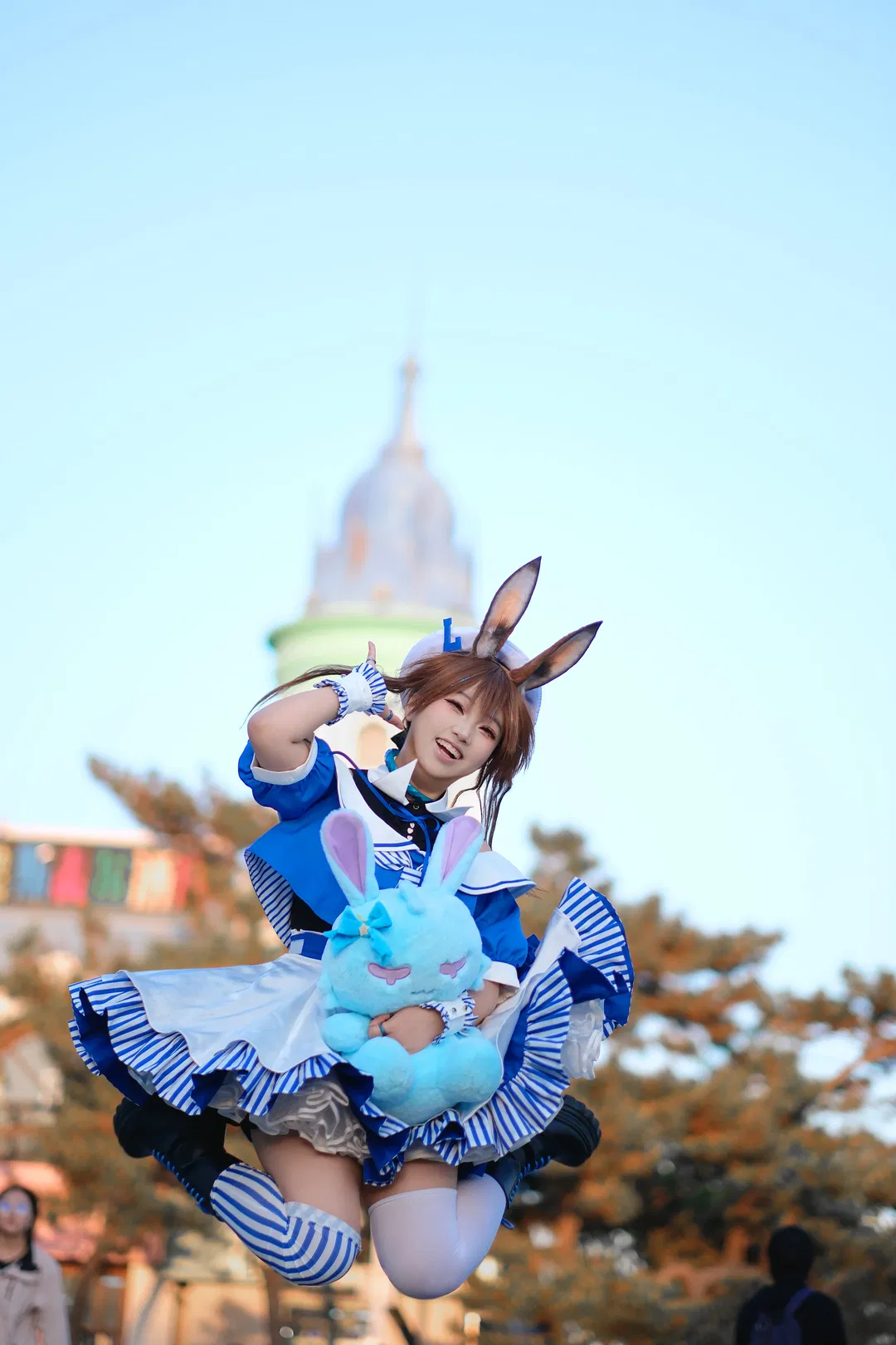 【阿米婭cos】明日方舟兔耳少女的戶外跳躍抓拍 - 第 1 張