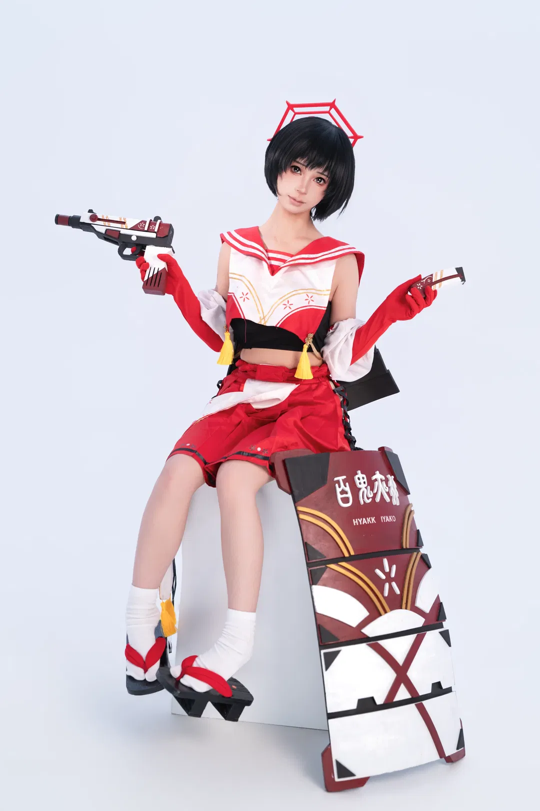 春日椿cos 白棚里的红白水手服与百鬼夜行盾 - 第 1 张