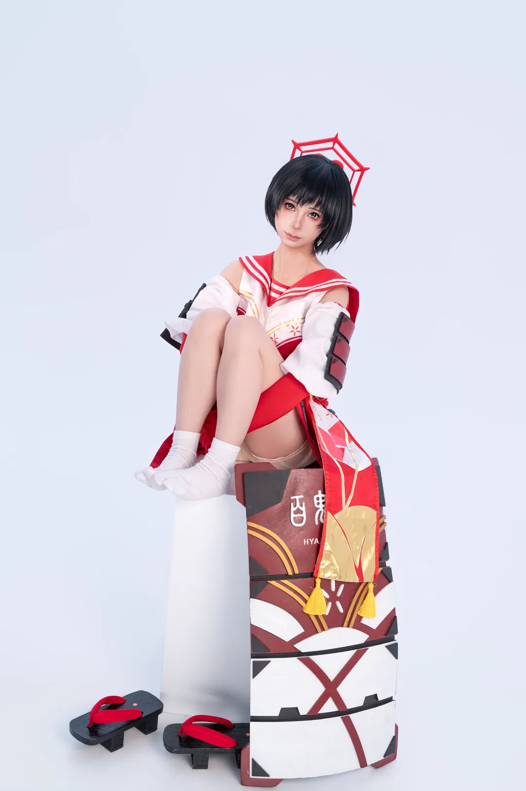 春日椿cos 白棚里的红白水手服与百鬼夜行盾 - 第 4 张