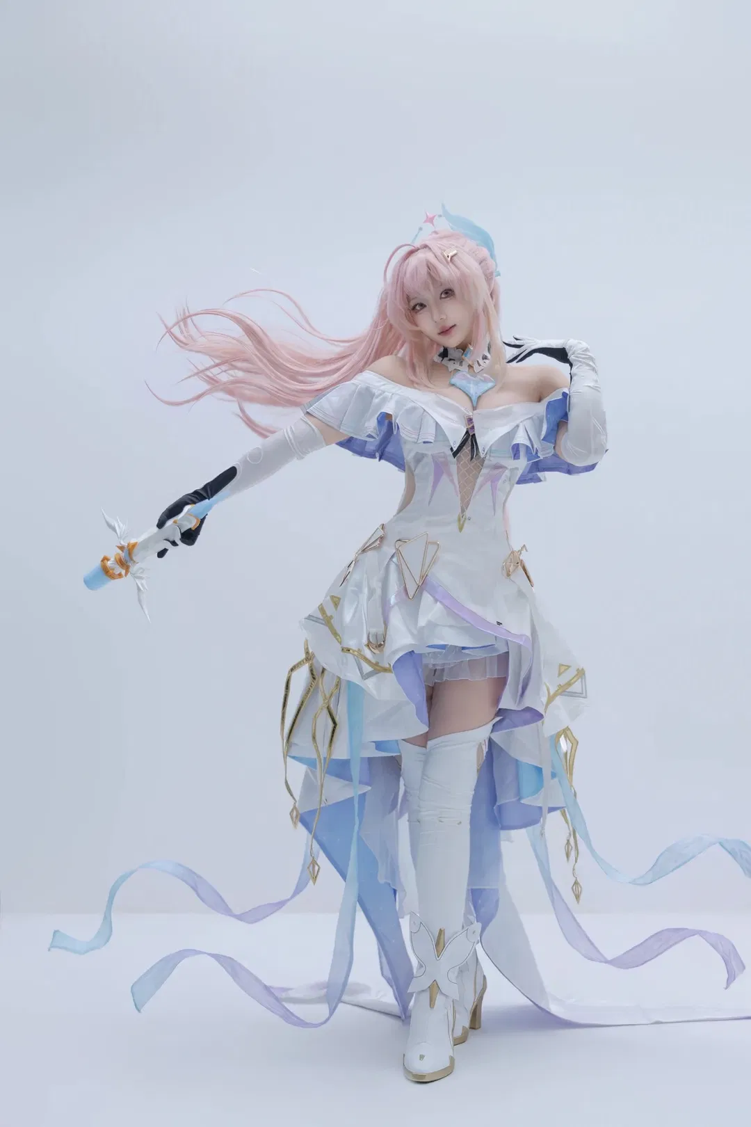 【愛彌斯cos】鳴潮飛行雪絨，藍白光影中的靈動魔法 - 第 1 張