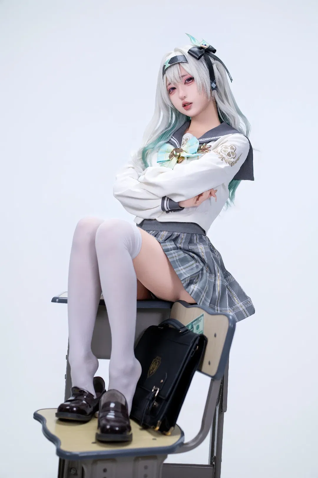 【流萤cos】崩坏星穹铁道 课桌椅上的白丝水手服校园风 - 第 1 张